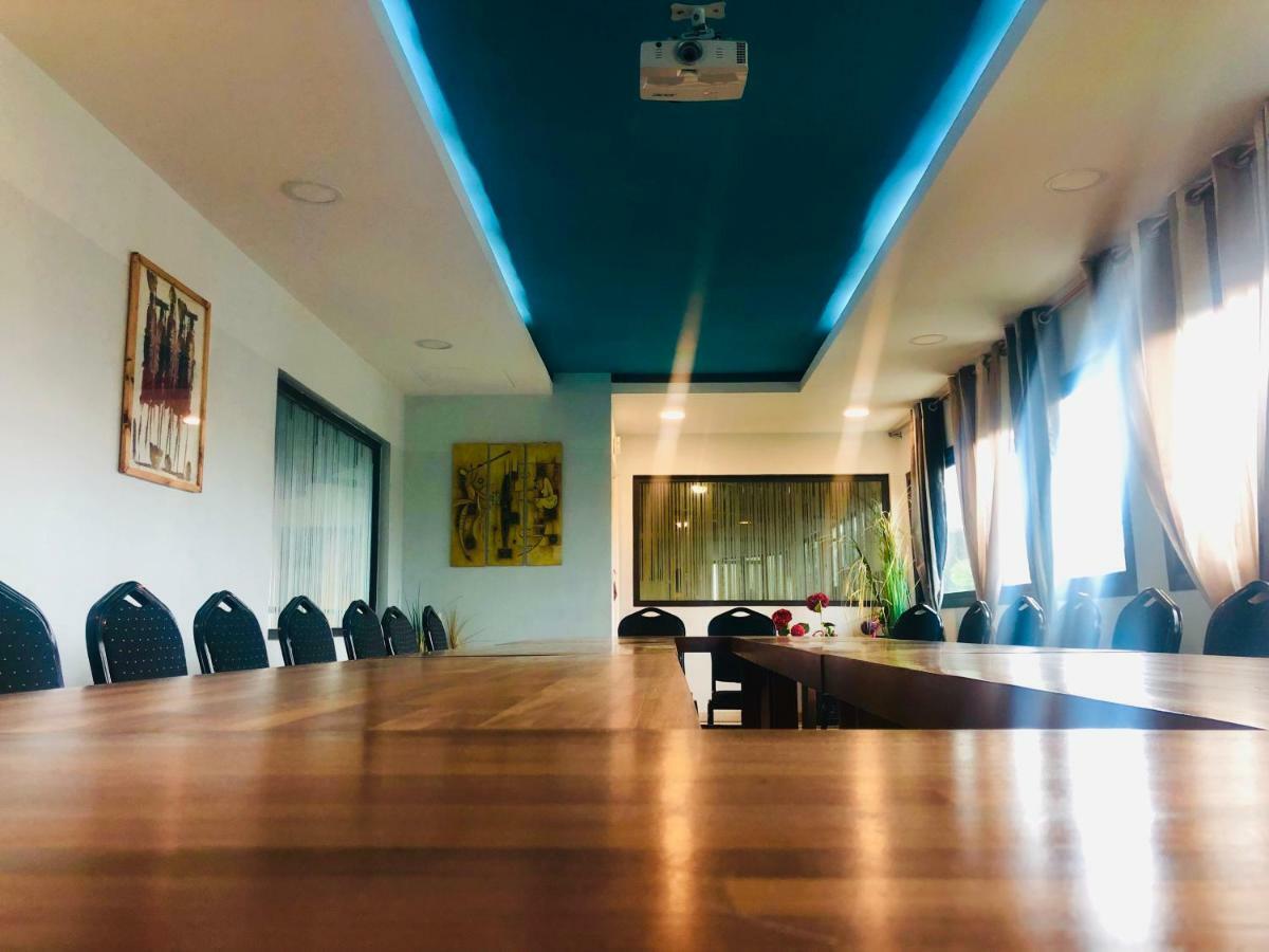 Detente Hotel Abidjan Ngoại thất bức ảnh
